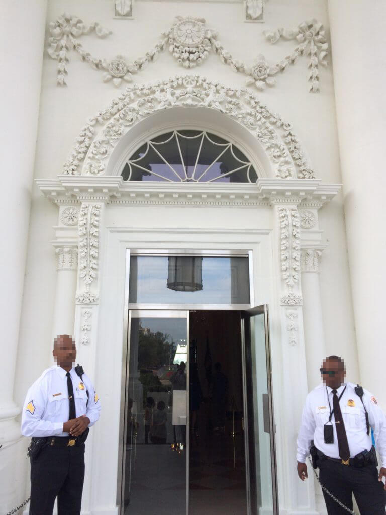 正面玄関には常にシークレットサービスが立っている