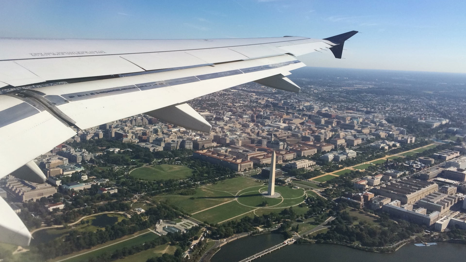 レーガン空港から離陸するデルタ航空機