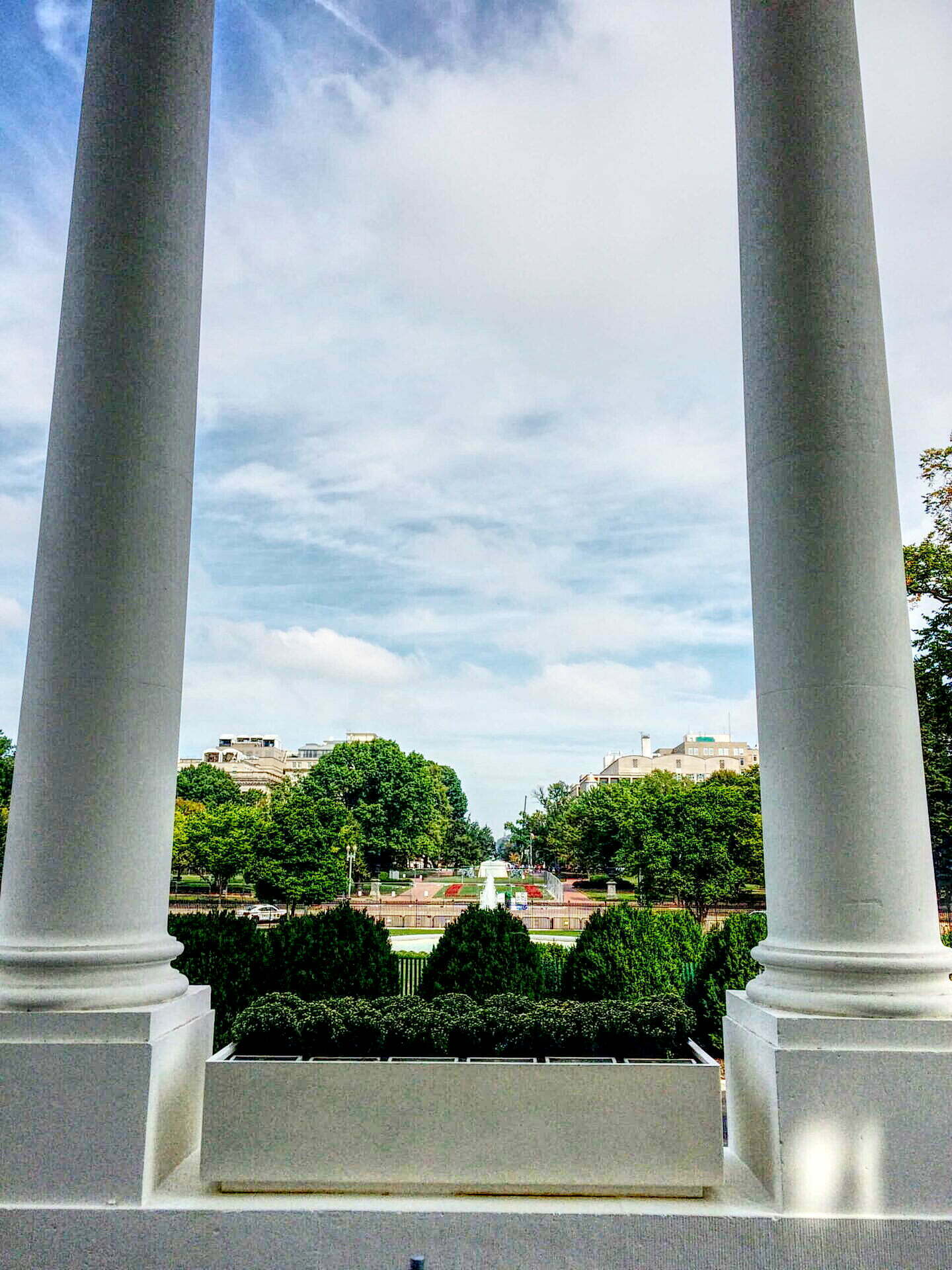 正面玄関を出てすぐの眺め