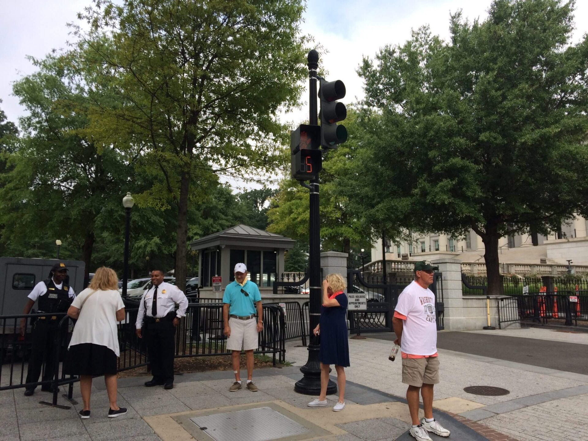 ホワイトハウスの見学に並ぶ人々