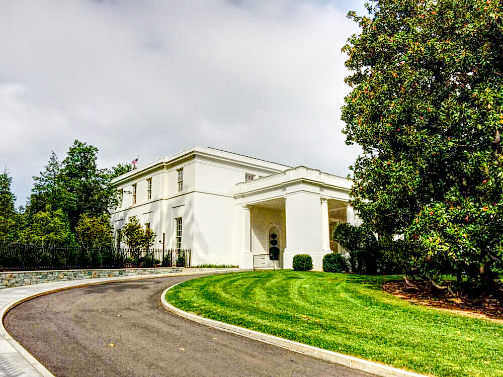 イーストウィングの入口