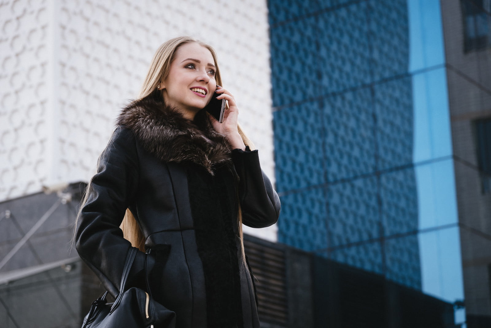 電話をする女性