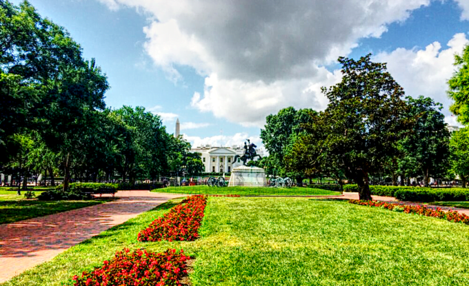 ラファイエット広場から眺めるホワイトハウス