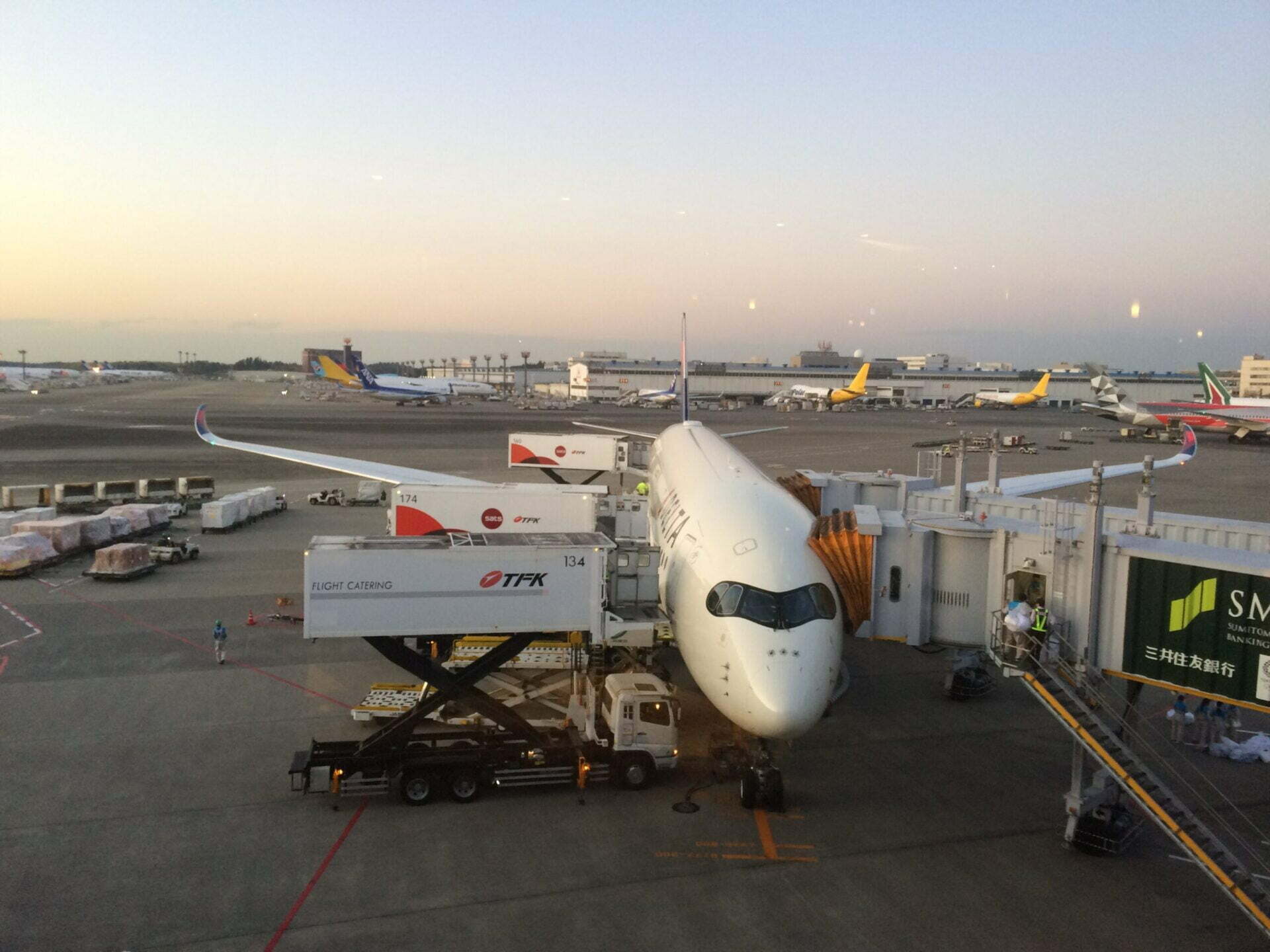 機内食を搭載中の航空機