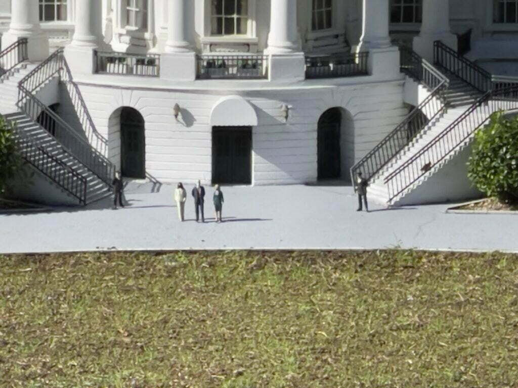 25分の1で再現された大統領夫妻と副大統領の人形。奥にはシークレットサービスも立っている。