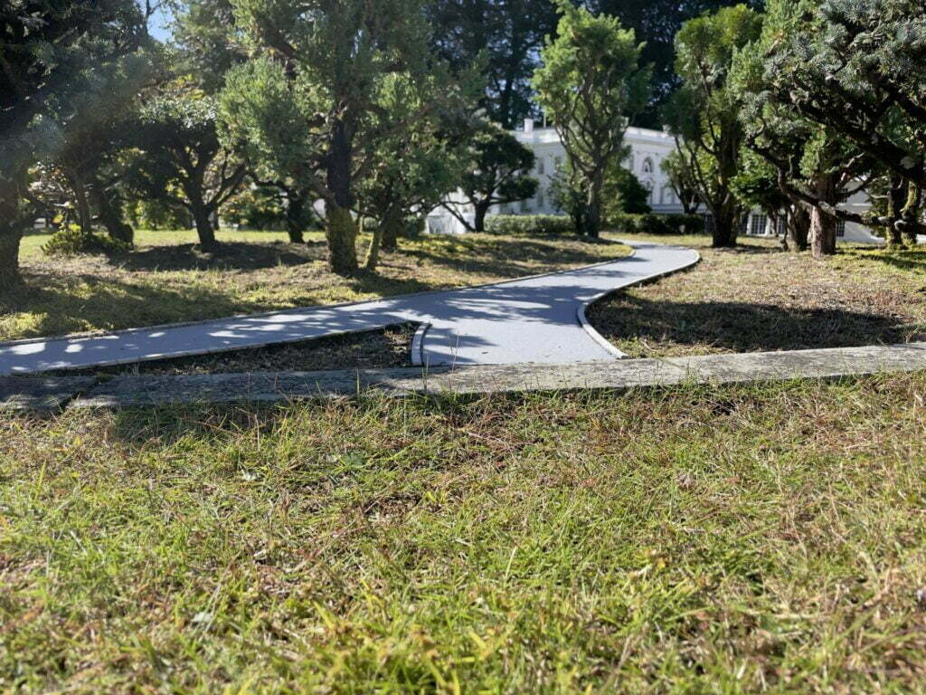 途中で削られた敷地内の道